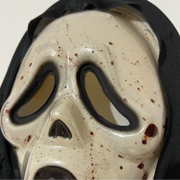 Scream Bleeding Ghost Face Halloween Mask with Pump Heart - Picture 3 of 6